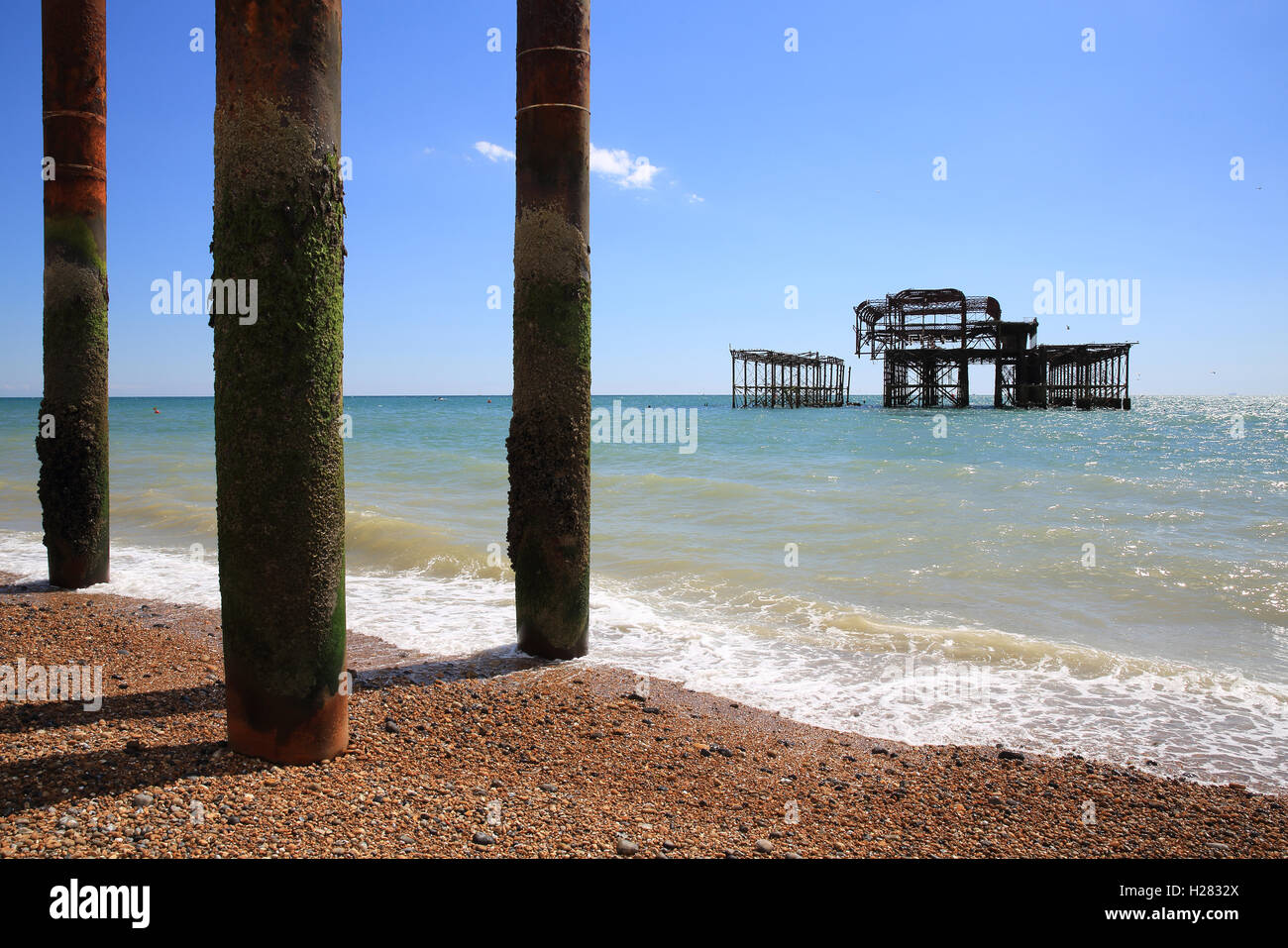 Die Skelettreste des Pavillon und unterstützt der West Pier von Brighton in East Sussex, England, UK Stockfoto