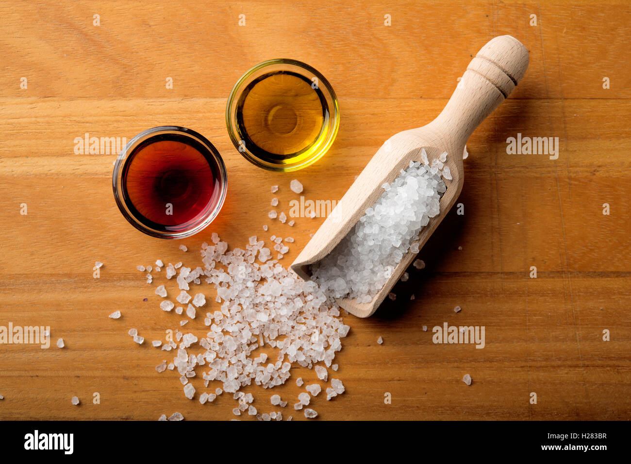grobes Salz auf einem Holzbrett Stockfoto