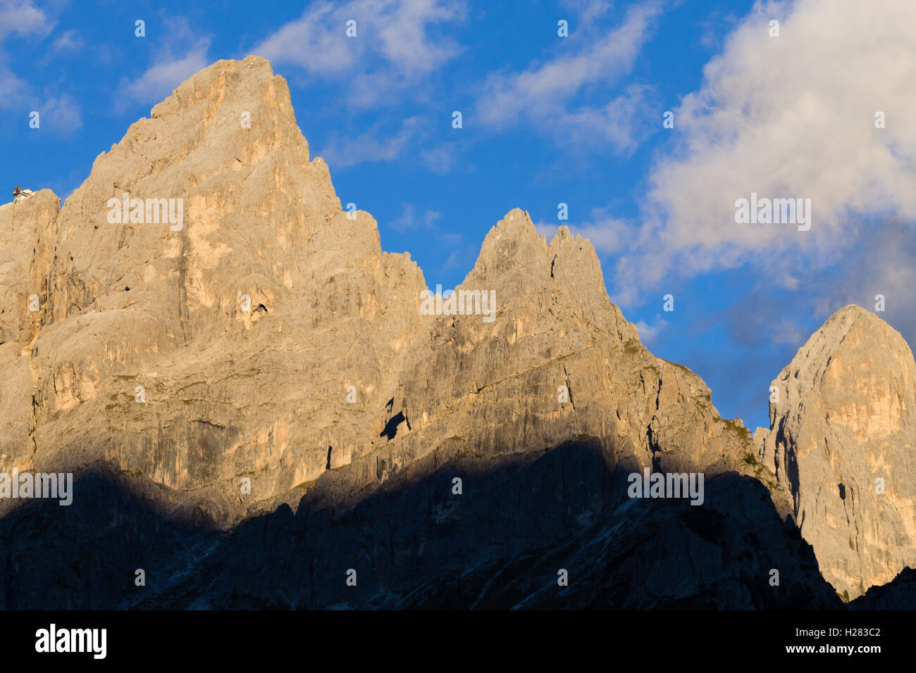 Italienischen Dolomiten. Berglandschaft von "San Martino di Castrozza" während "Enrosadira" Phänomen. Geologische Formationen Stockfoto