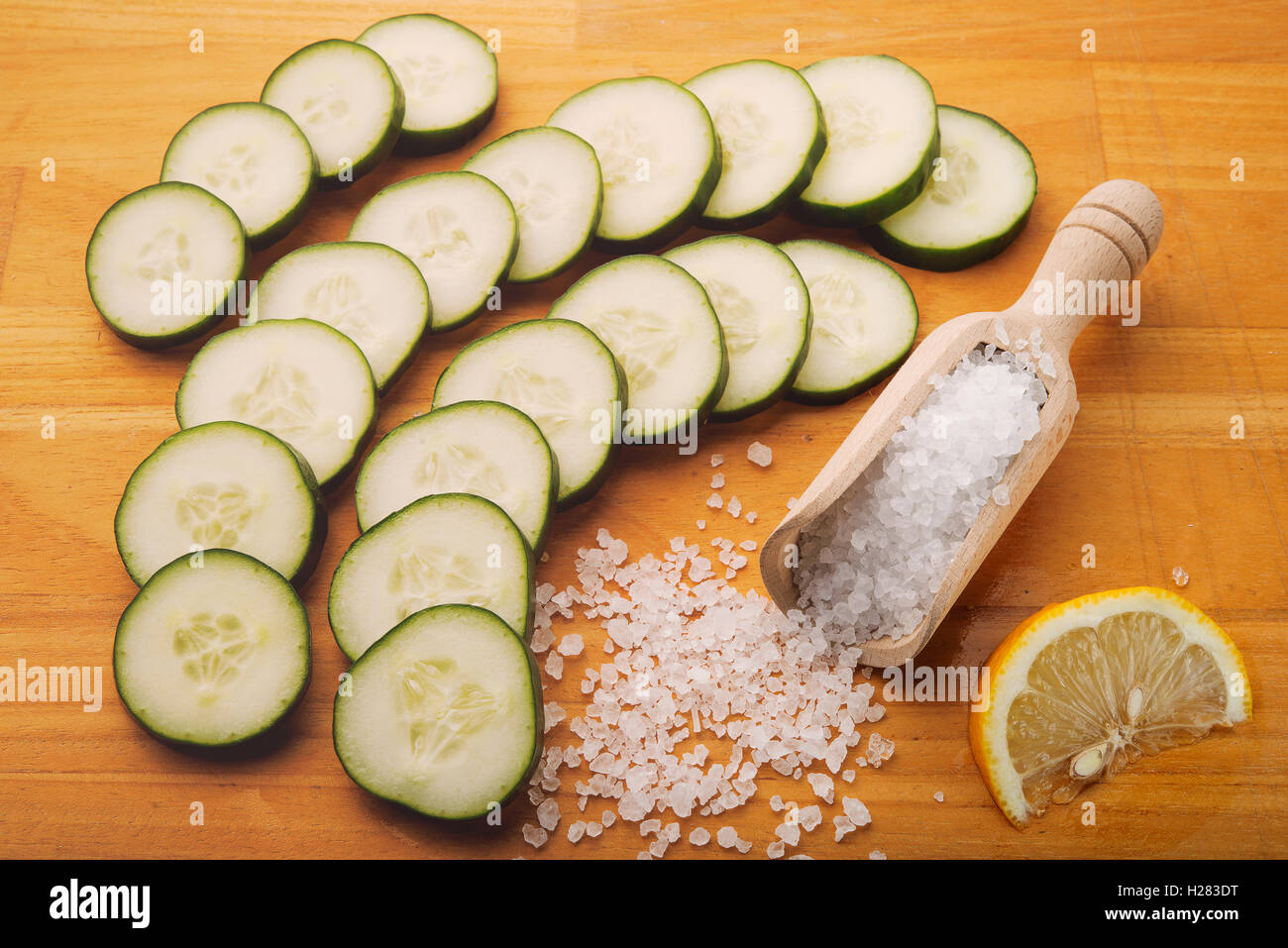 Salz und Gurken auf einem Brett woodn Stockfoto
