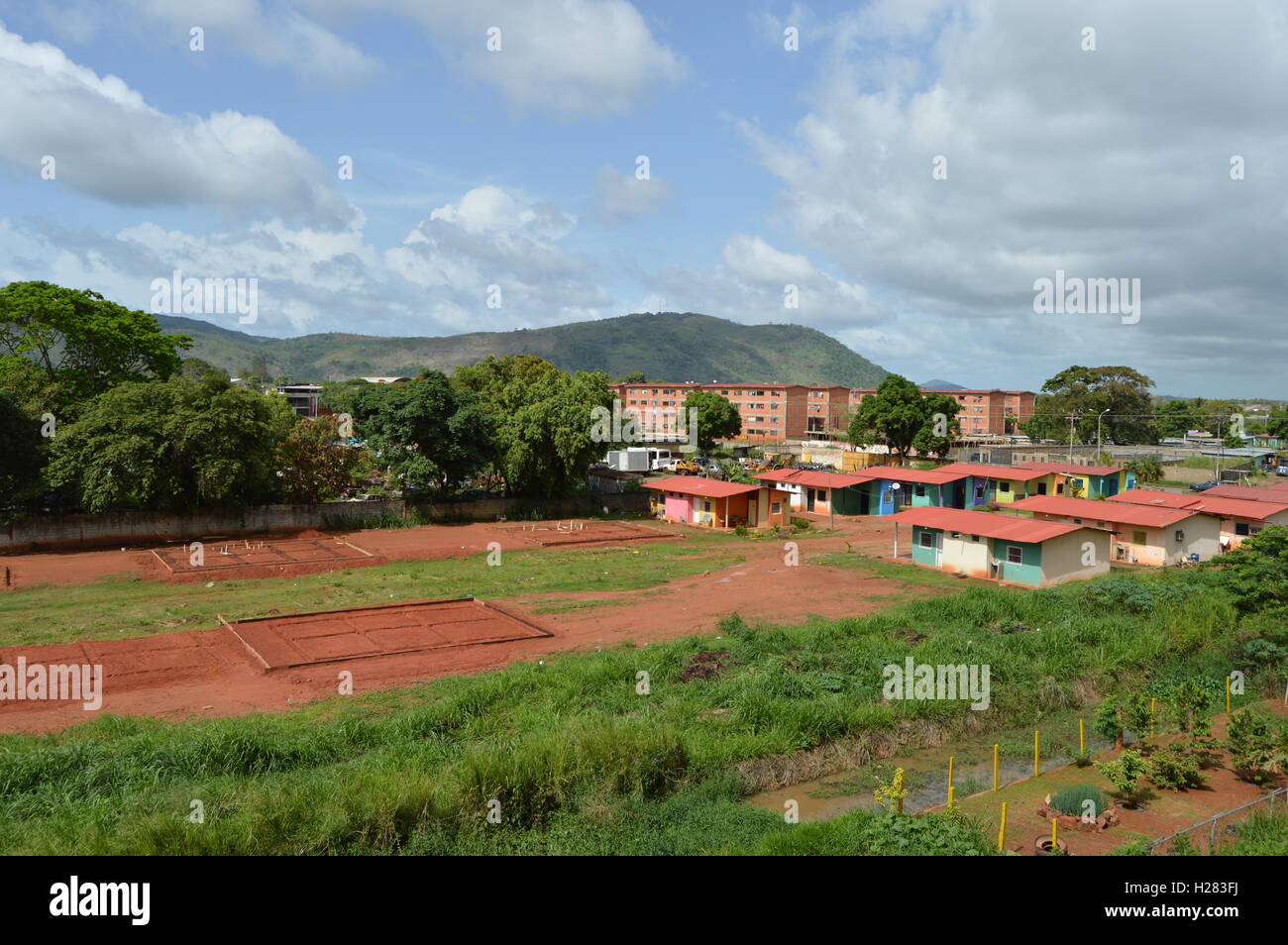 Häuser und Gebäude im Bau von der sozialistischen Regierung. Für die Bürger von einigen wirtschaftlichen Ressourcen. Upata, Venezuela Stockfoto