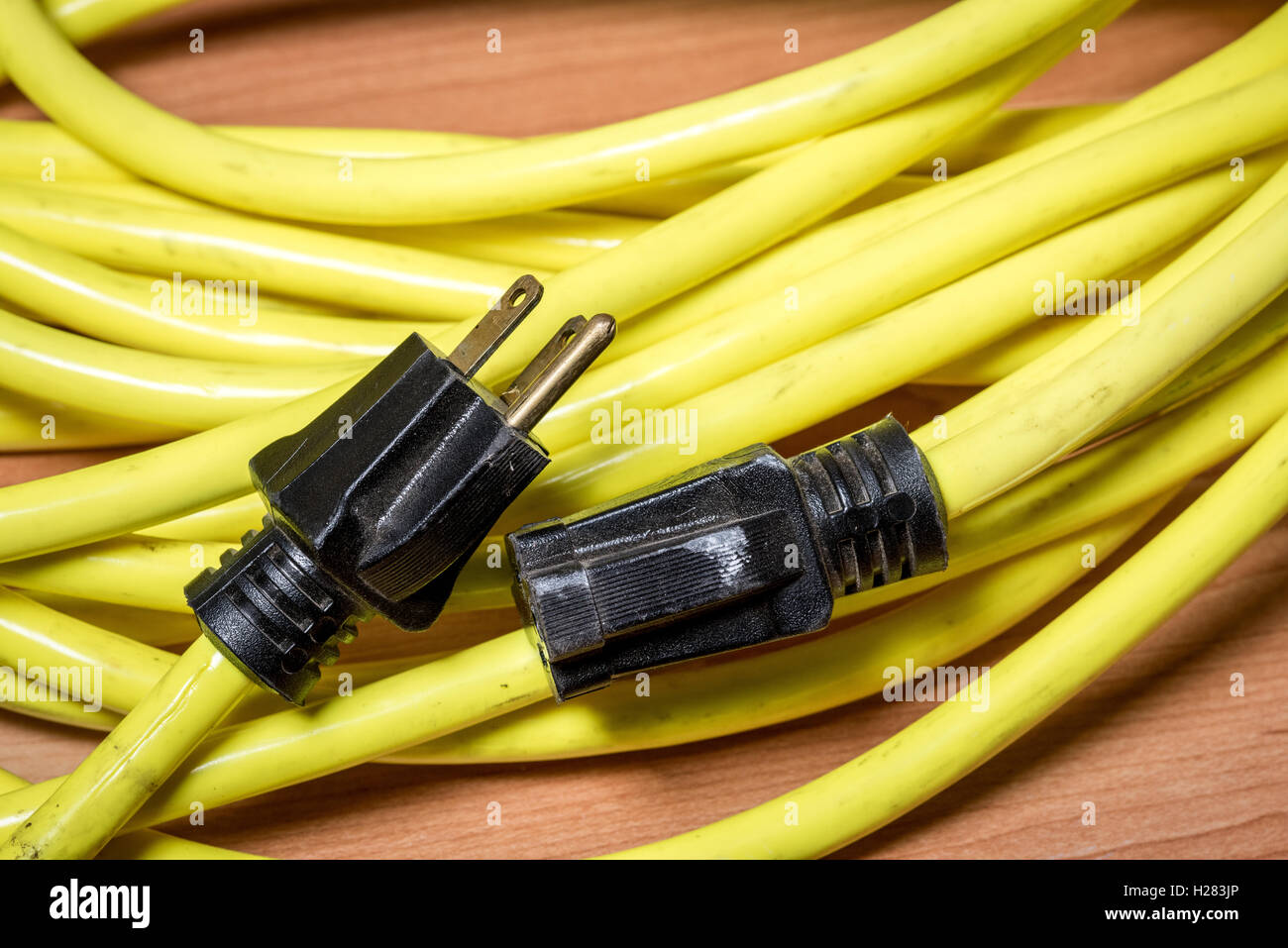 Netzkabel der Farbe gelb und schwarz Stockfoto