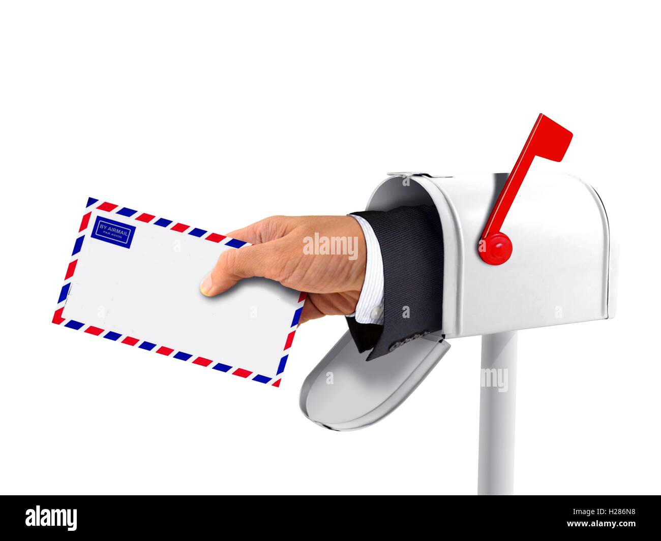 Mailbox und eine Hand mit einem Umschlag Stockfoto