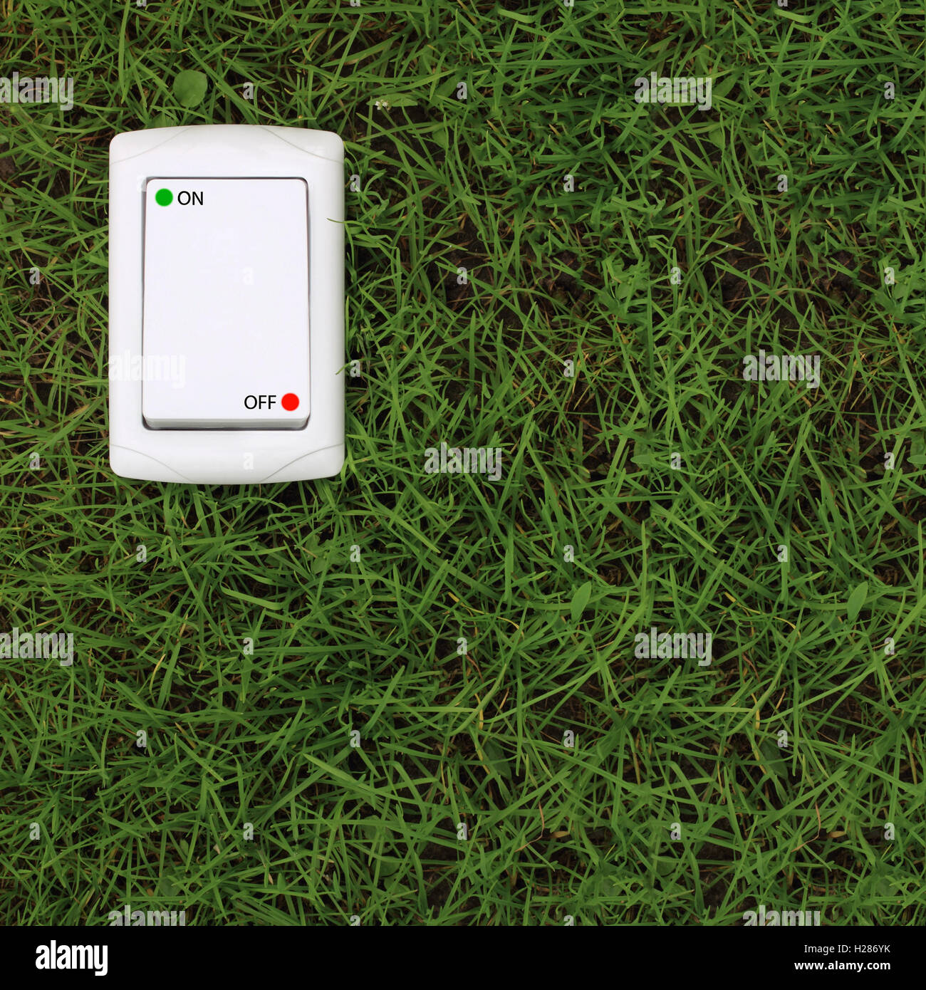 Electric Power-Schalter auf einen Grasgrün-Hintergrund Stockfoto