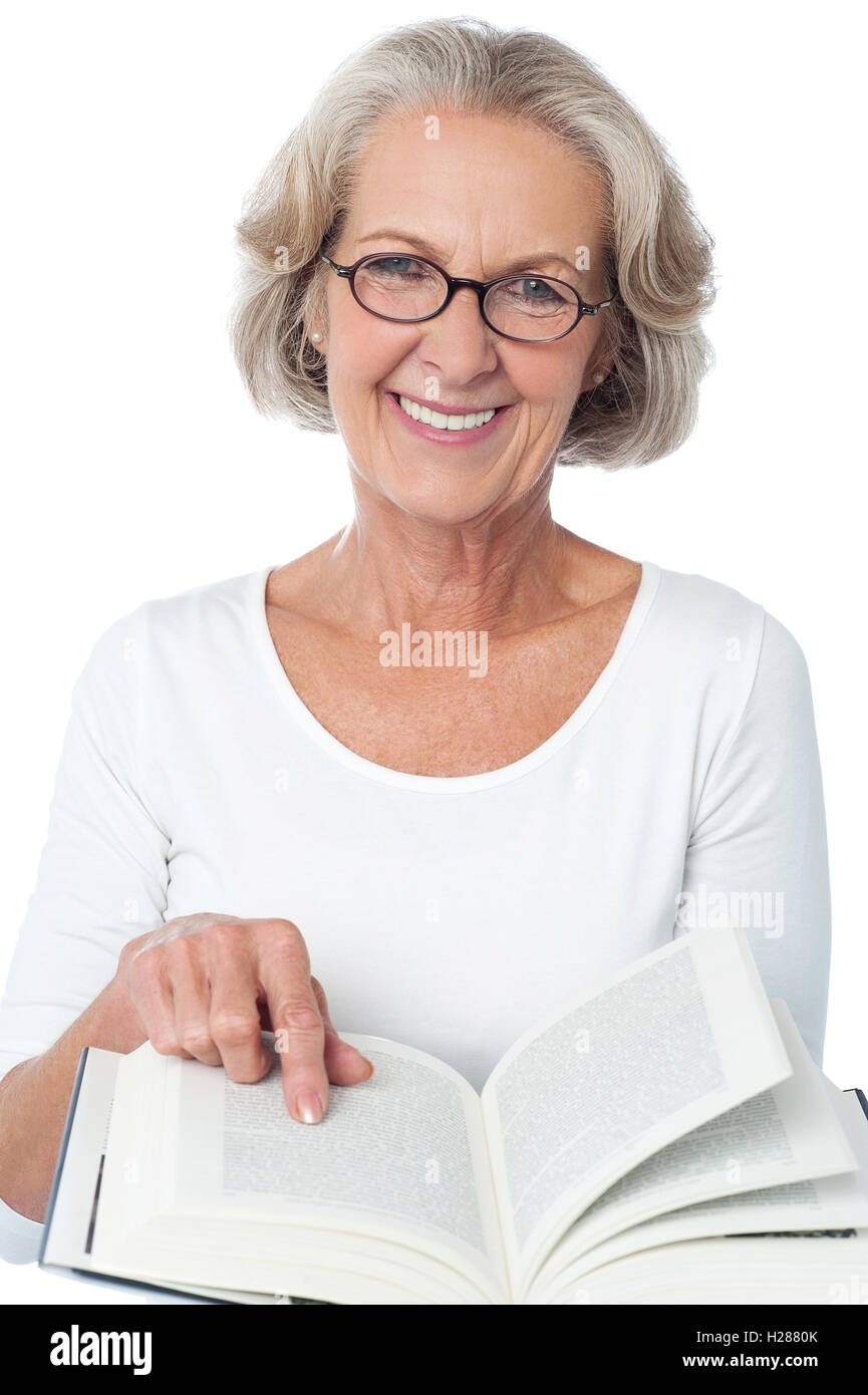 Lächelnde senior Frau liest ein Buch Stockfoto