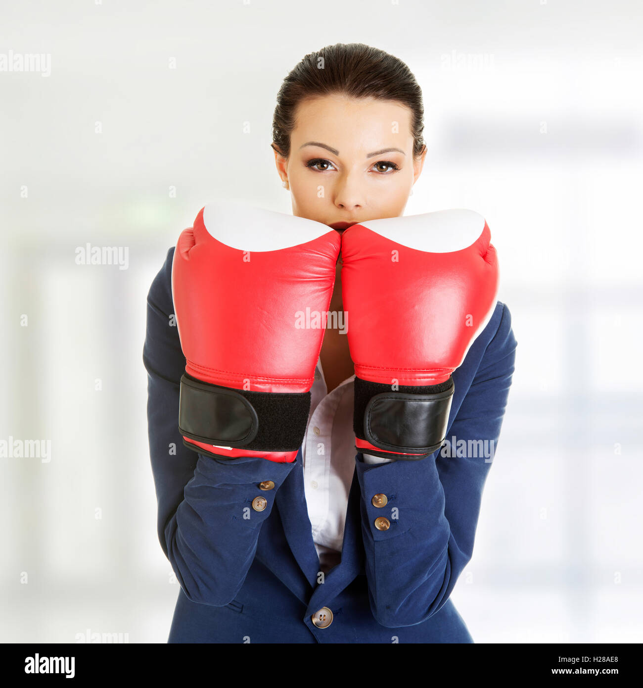 Junge Geschäftsfrau mit Boxhandschuhen Stockfoto