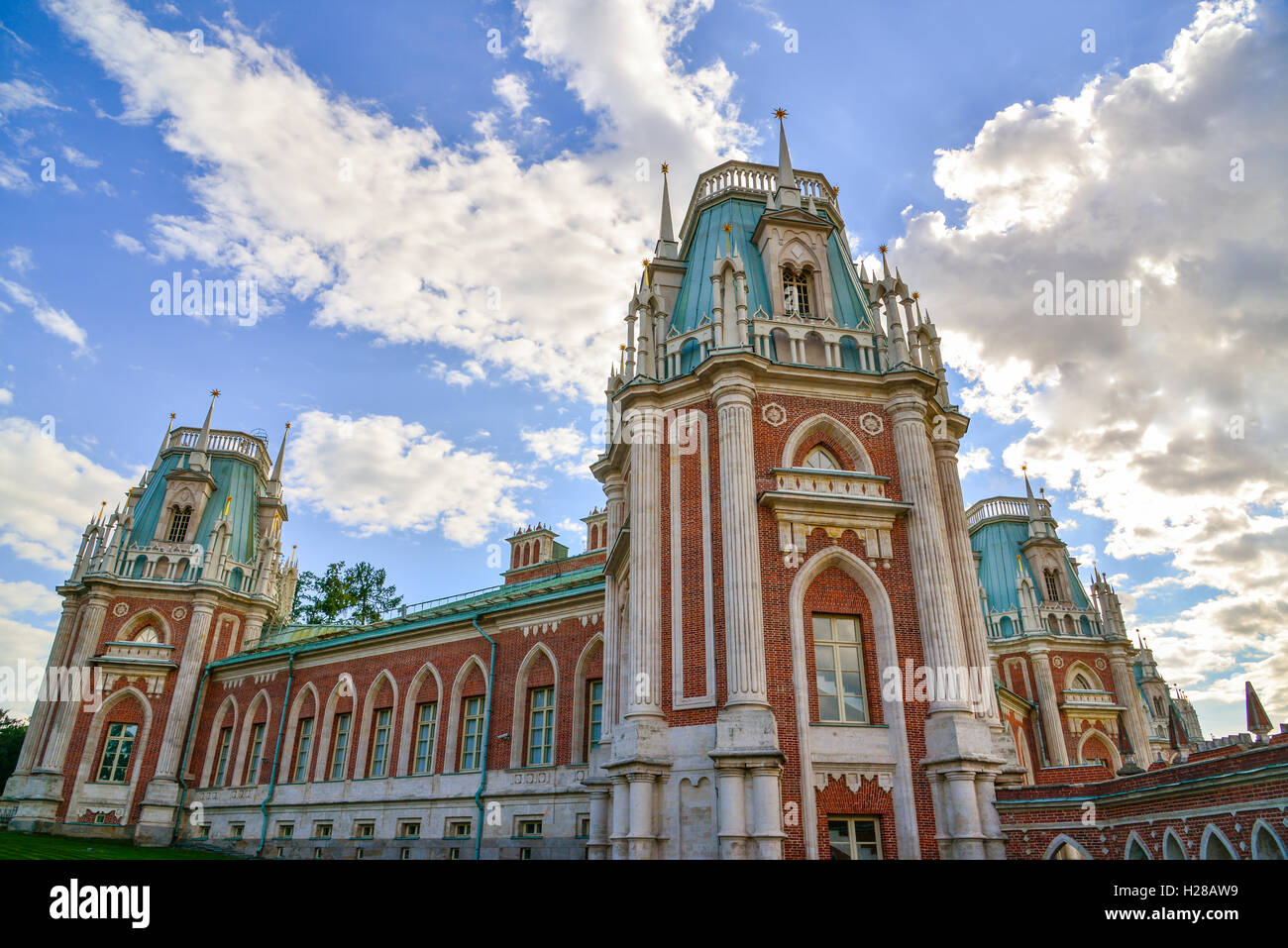 Moskau, Russland - 8. Juni 2016. Gesamtansicht des Haupthauses im Museum Nachlass von Zarizyno Stockfoto