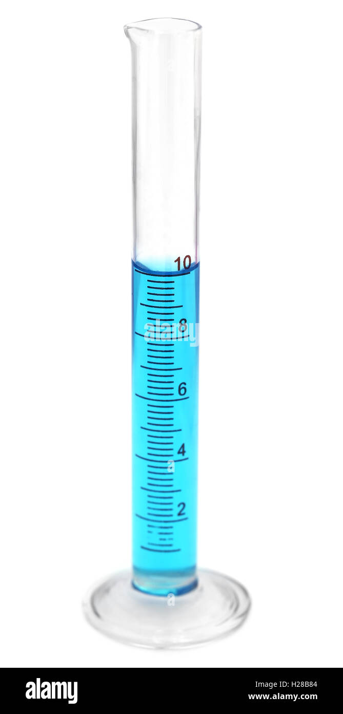 Messzylinder mit Flüssigchemikalien auf weißem Hintergrund Stockfoto