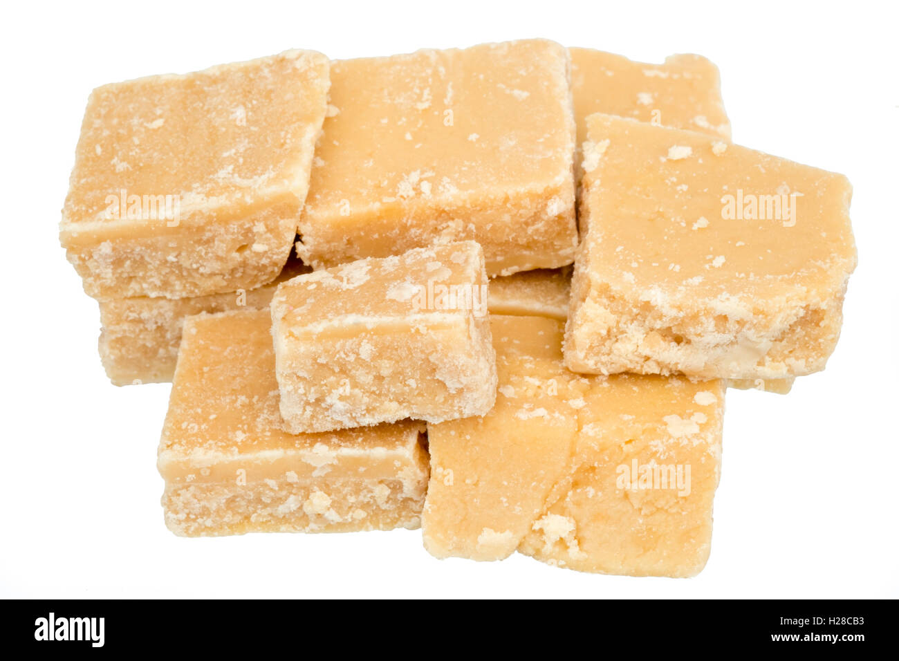 Handmade Fudge Stücke schneiden Sie vor einem weißen Hintergrund. Stockfoto