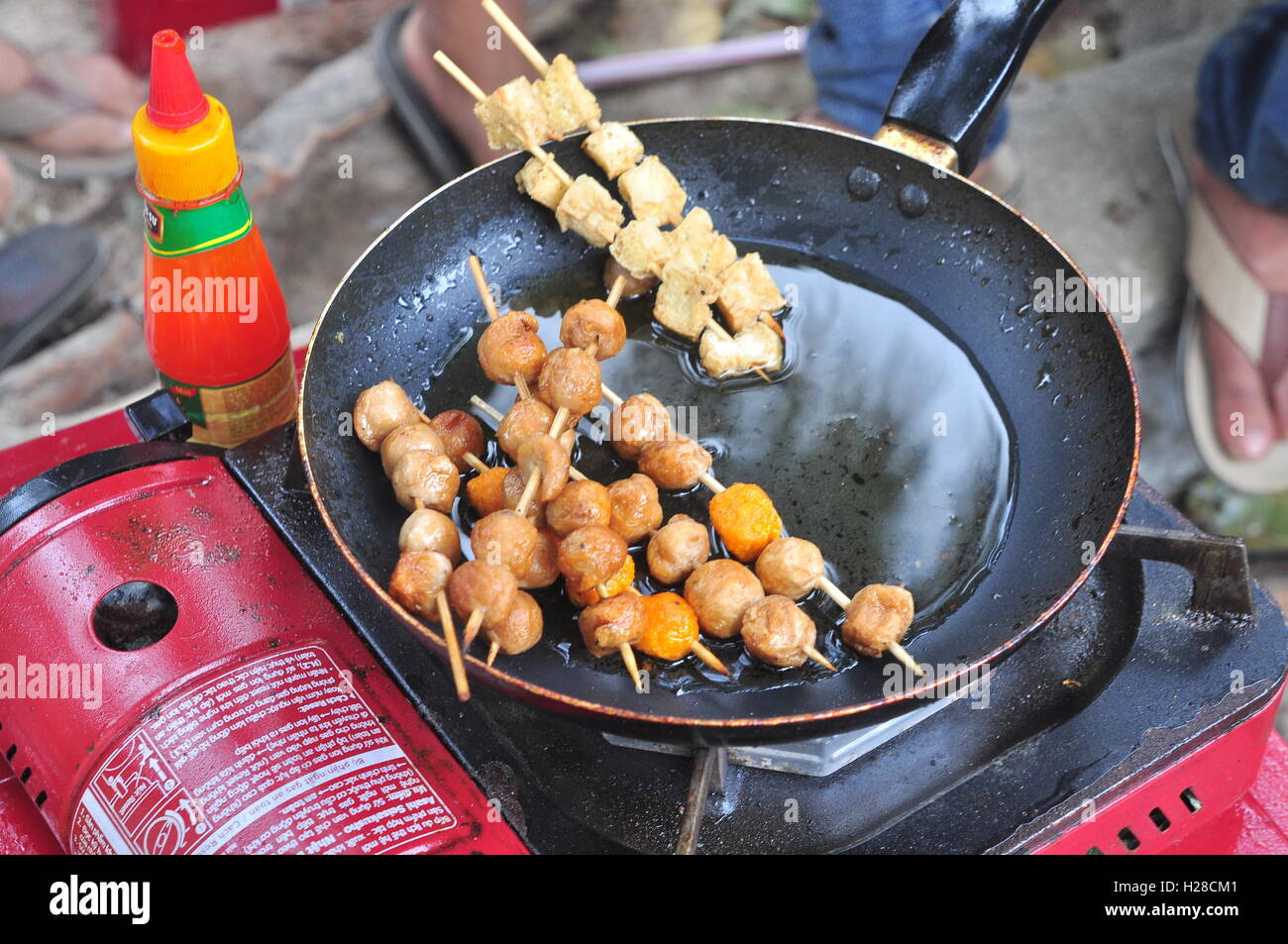 Cam Ranh, Vietnam - 9. Februar 2016: Straßenhändler essen Menschen lunar New Year in Vietnam dienen in Stockfoto