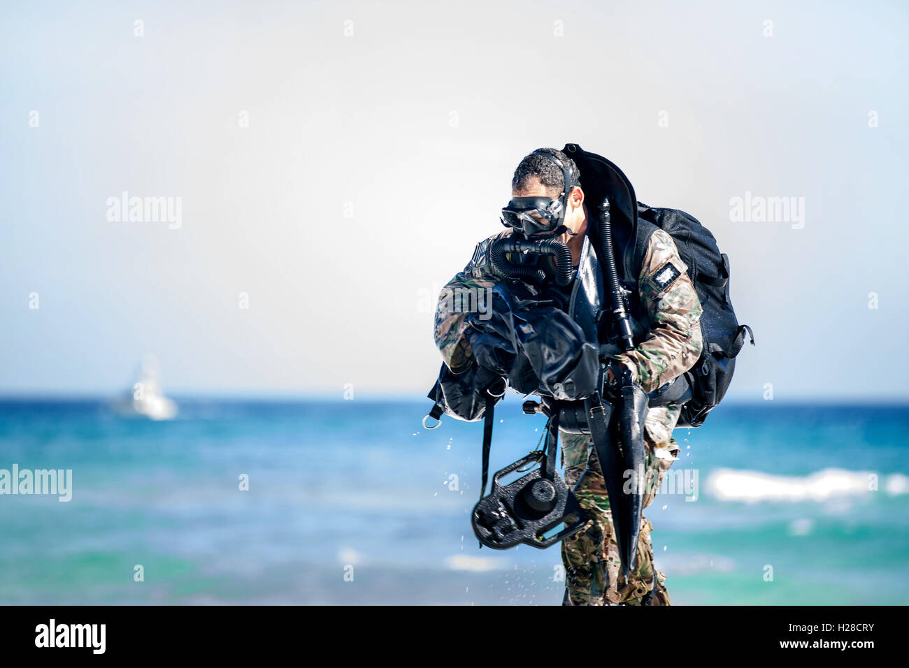 Eine Kommando der US Army Green Beret ergibt sich aus dem Golf von Mexiko während Unterwasser Infiltration Ausbildung 2. April 2015 in Okaloosa Island, Florida. Stockfoto