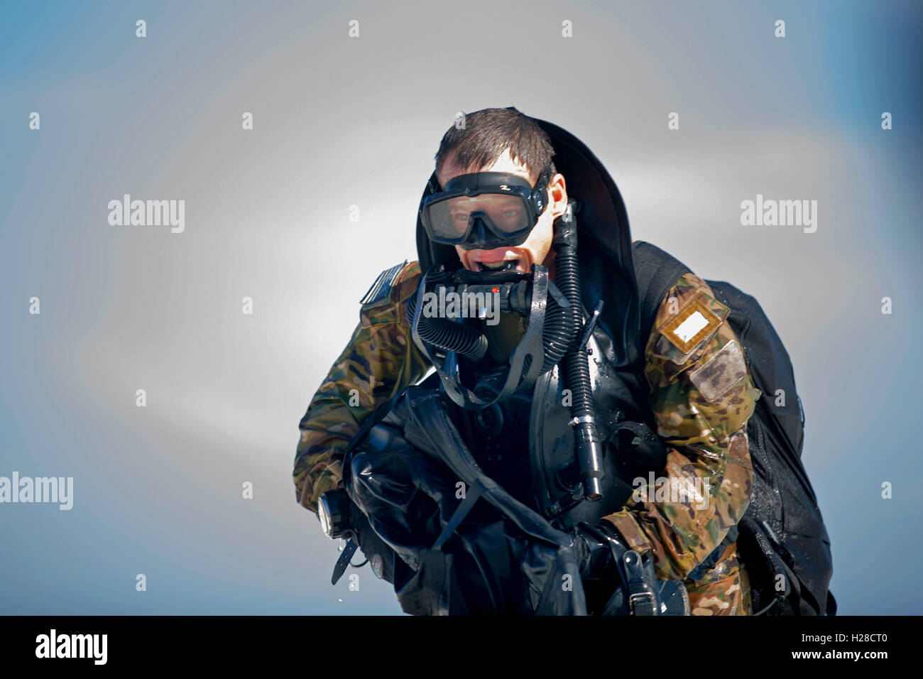 Eine Kommando der US Army Green Beret ergibt sich aus dem Golf von Mexiko während Unterwasser Infiltration Ausbildung 2. April 2015 in Okaloosa Island, Florida. Stockfoto
