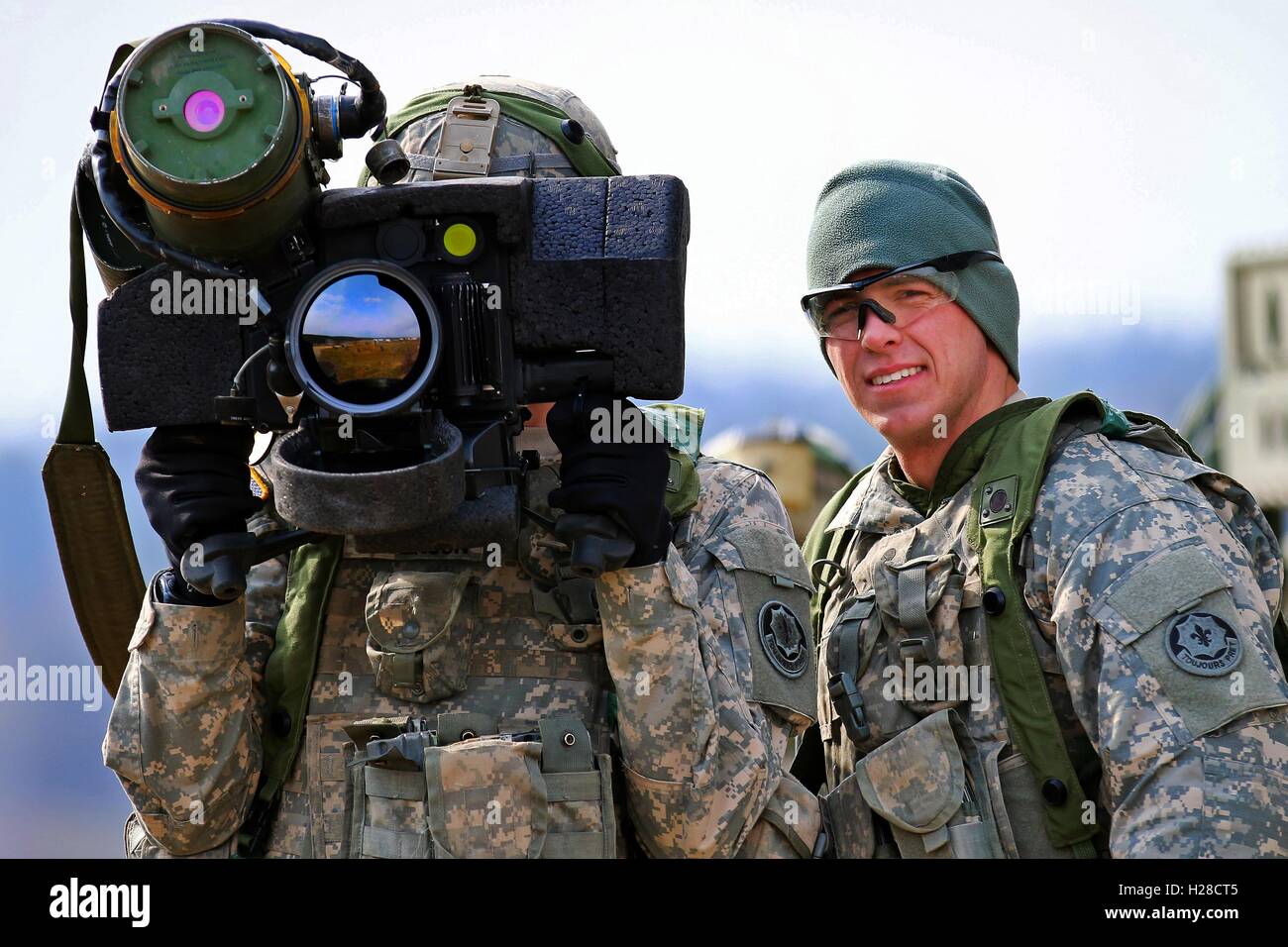 Soldaten der US Army kalibrieren ihre Javelin-Raketenwerfer vor Beginn der Feldeinsätze während Übung Saber Kreuzung 15 an das Joint Multinational Training Command 6. April 2015 in Hohenfels, Deutschland. Stockfoto