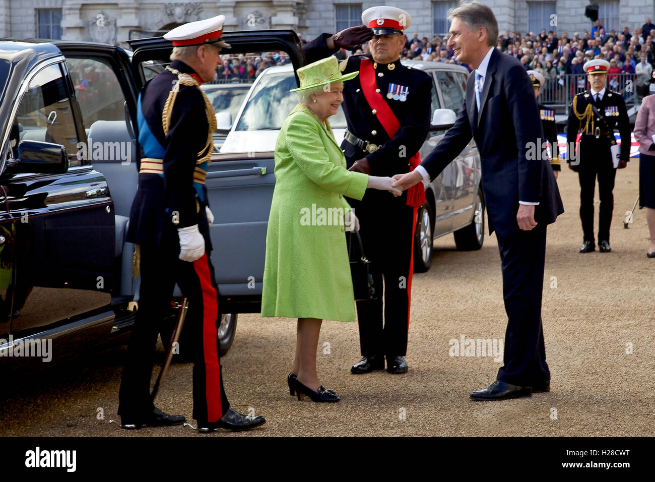 Königin Elizabeth II von Großbritannien wird von Außenminister Philip Hammond begrüßt, als sie an der königlichen Marine Beating Retreat Music spektakulär auf dem Gelände der Horse Guards Parade 4. Juni 2014 in London, England ankommt. Stockfoto