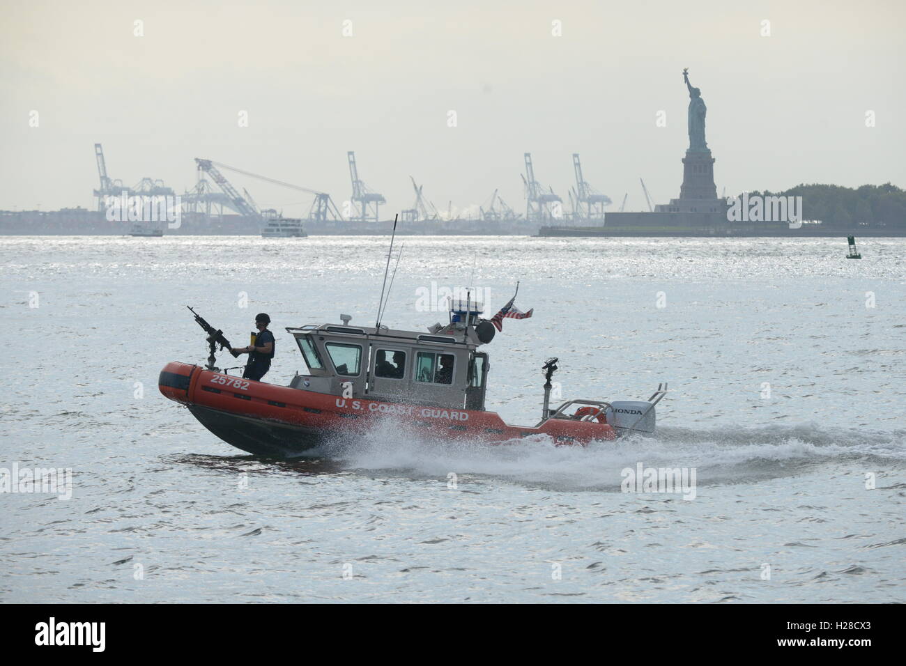 US-Küste Gardisten patrouillieren im New Yorker Hafen in der Nähe von Statue of Liberty anlässlich des Jahrestages des 911 Terroranschläge 11. September 2014 in New York City. Stockfoto