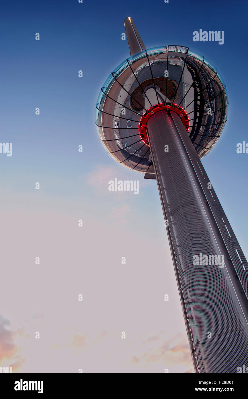 Der i360 weltweit höchste bewegt-Aussichtsturm, der sich erhebt über Brighton Seafront schwindelerregende 360-Grad-Ansichten zu geben. Stockfoto