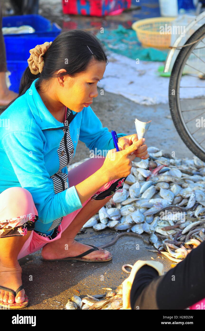 Nha Trang, Vietnam - 22. Oktober 2011: A vietnamesische Frau ihre Fische in einer lokalen Fischmarkt verkauft Stockfoto
