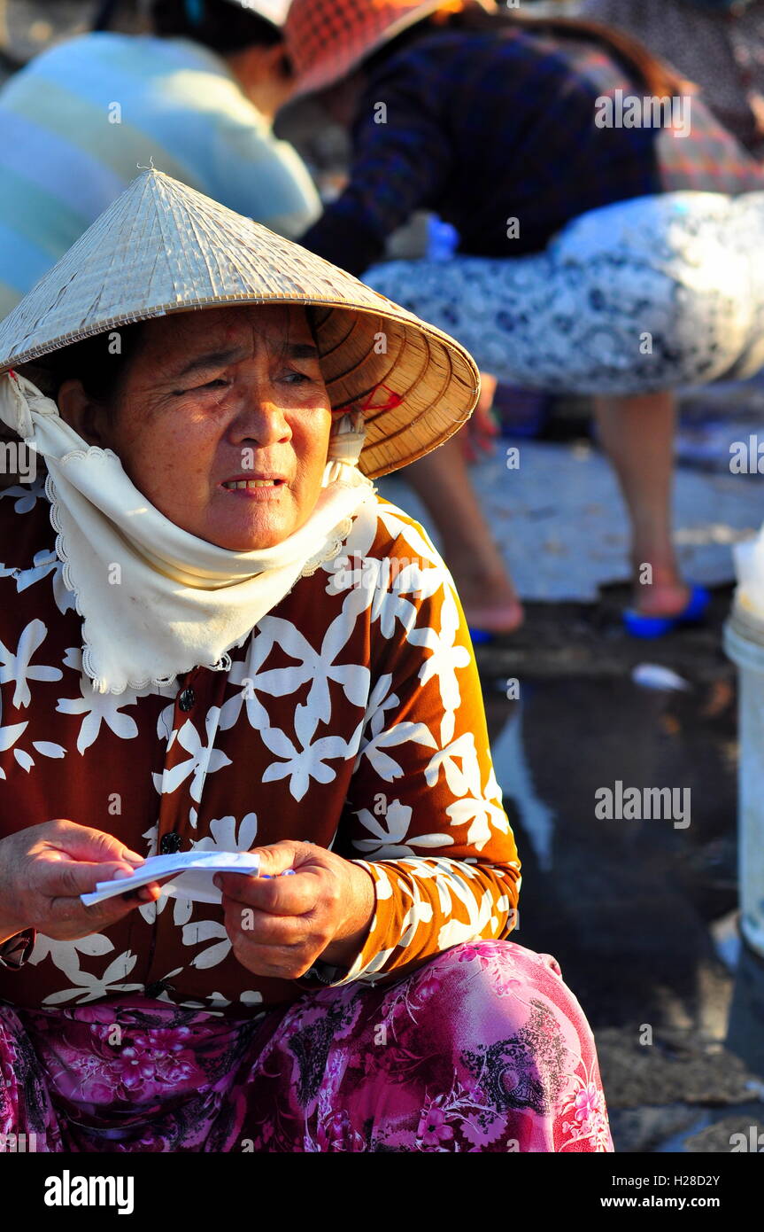 Nha Trang, Vietnam - 22. Oktober 2011: A vietnamesische Frau ihre Fische in einer lokalen Fischmarkt verkauft Stockfoto