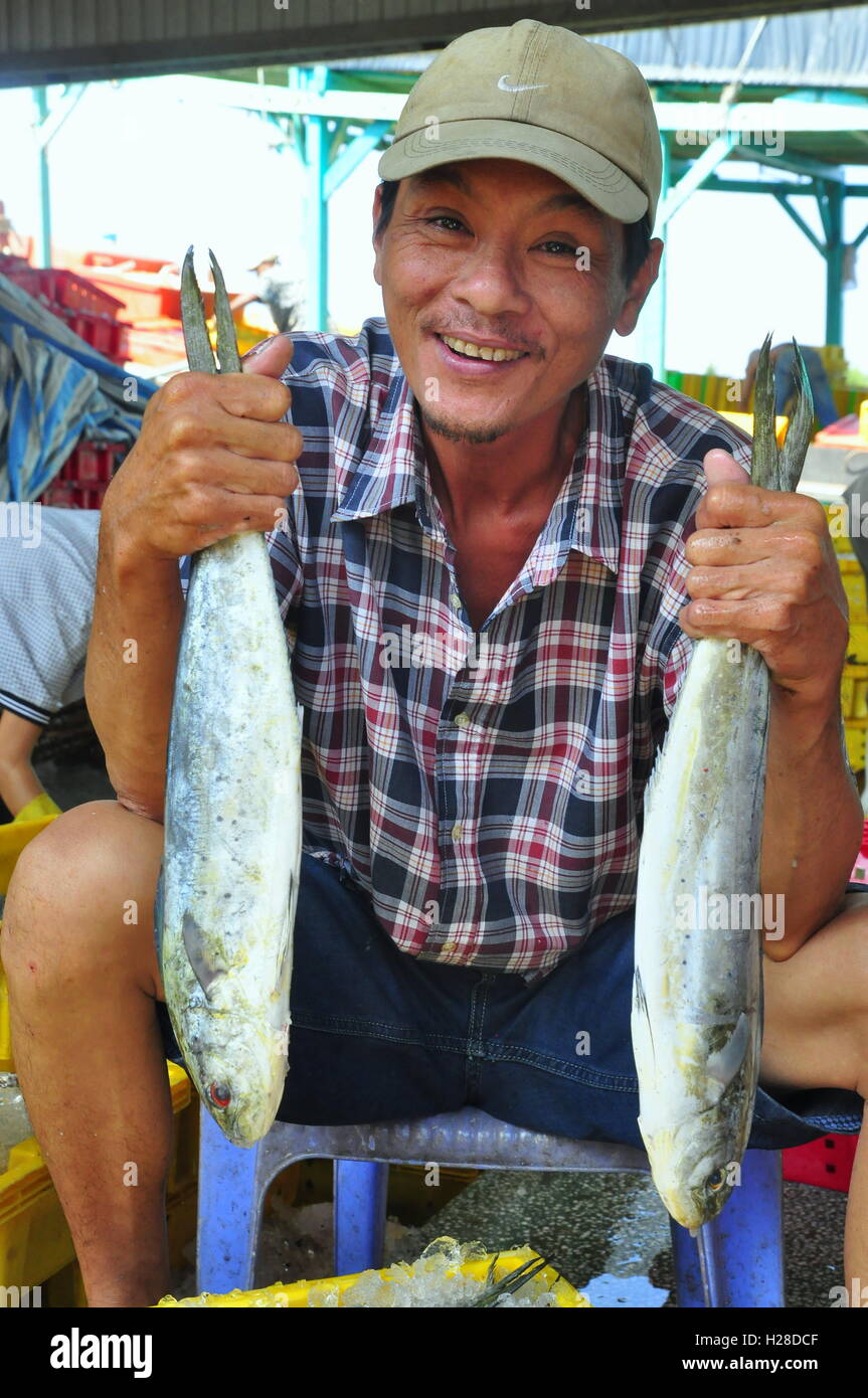 Kien Giang, Vietnam - 13. März 2014: Ein Fischer freut sich über seine Fische auf einem lokalen Meeresfrüchte-Markt in Kien Giang Provinz in V Stockfoto