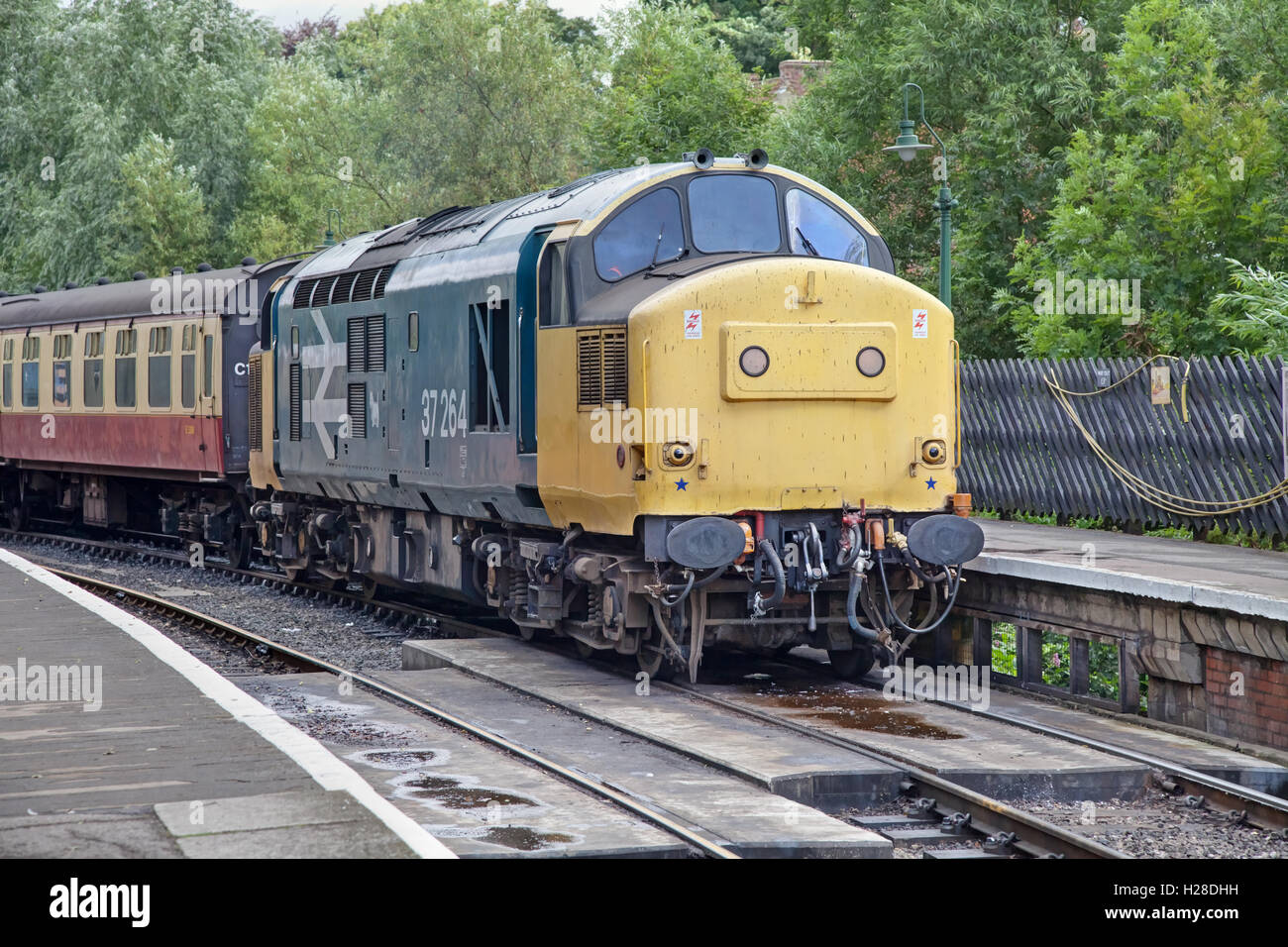 British Rail Class 37 Lok 37264 Ankunft am Bahnhof von Pickering Stockfoto