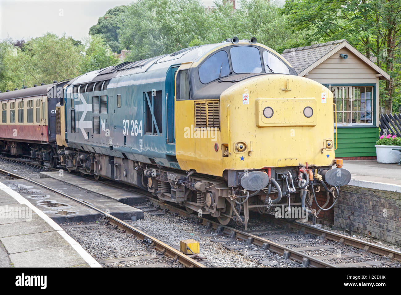 British Rail Class 37 Lok 37264 Ankunft am Bahnhof von Pickering Stockfoto