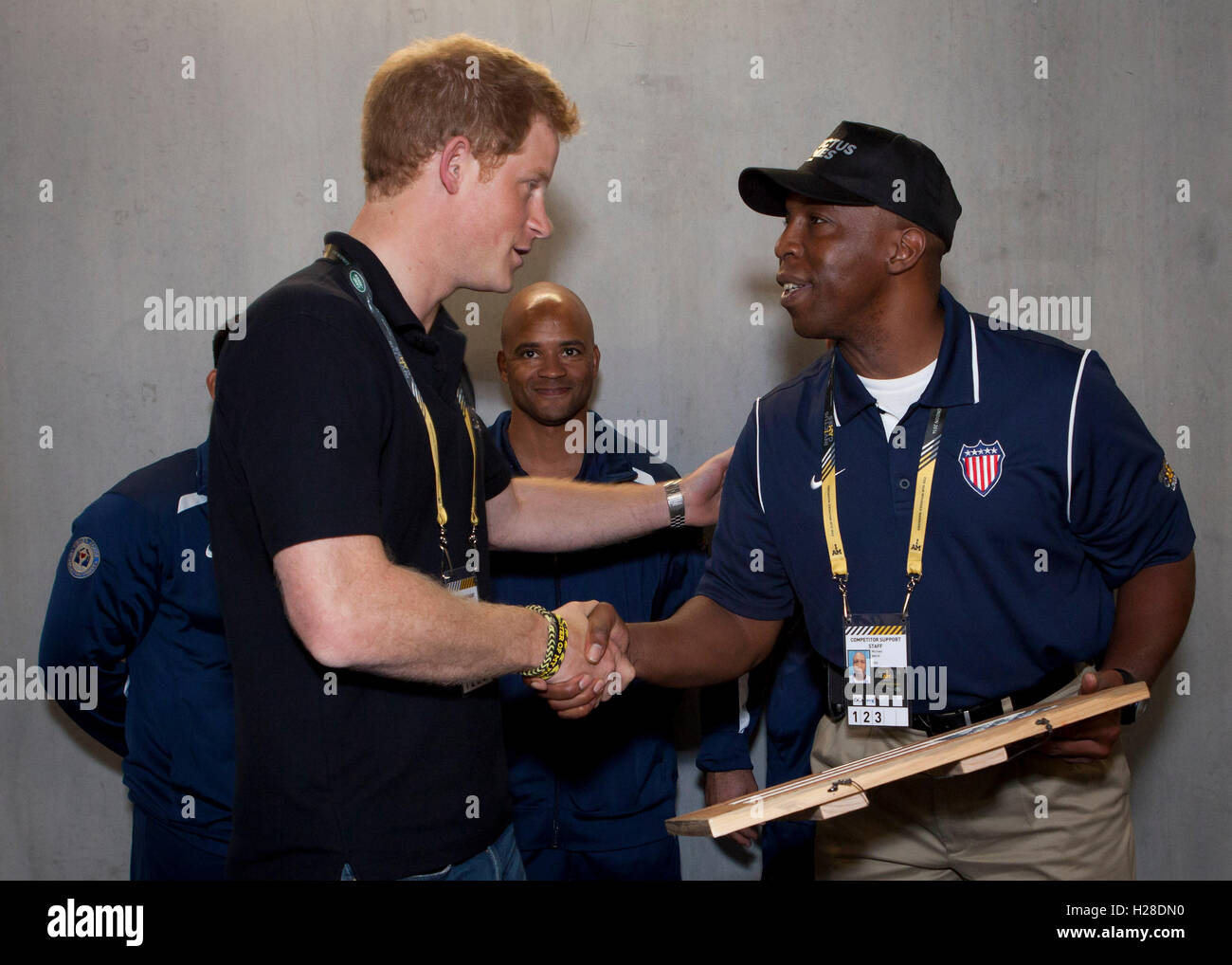 U.S. Marines Sgt. Major Michael Mack begrüßt Prinz Henry von Wales während der Spiele 2014 Invictus 14. September 2014 in London, England. Stockfoto