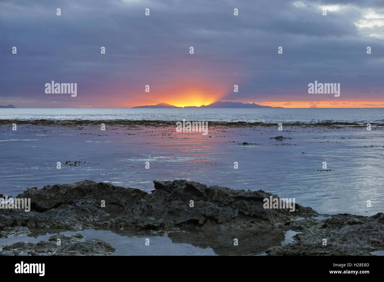 Abendlicht am Insel Tahaa und Bora Bora auf der rechten Seite am Horizont, natürliche Szene gesehen von der Insel Huahine, Französisch Polynesi Stockfoto