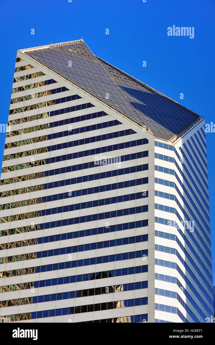 Die crain Communications Gebäude ist durch sein außergewöhnliches Dach und schräg Aussehen geprägt. Chicago, Illinois, USA. Stockfoto