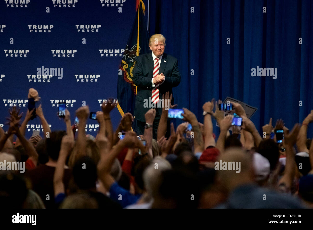 Präsidentschaftskandidat Donald Trump begrüßt das Publikum nach der Abgabe einer Redens zu einer Masse in Aston, Pennsylvania. Stockfoto