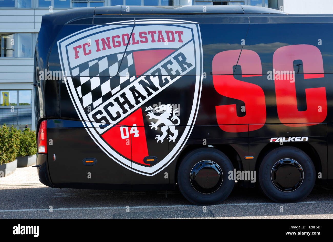 Sport Fussball Bundesliga 2016 2017 Borussia Moenchengladbach Vs Fc Ingolstadt 04 2 0 Stadion Borussia Park Team Bus Von Ingolstadt Stockfotografie Alamy