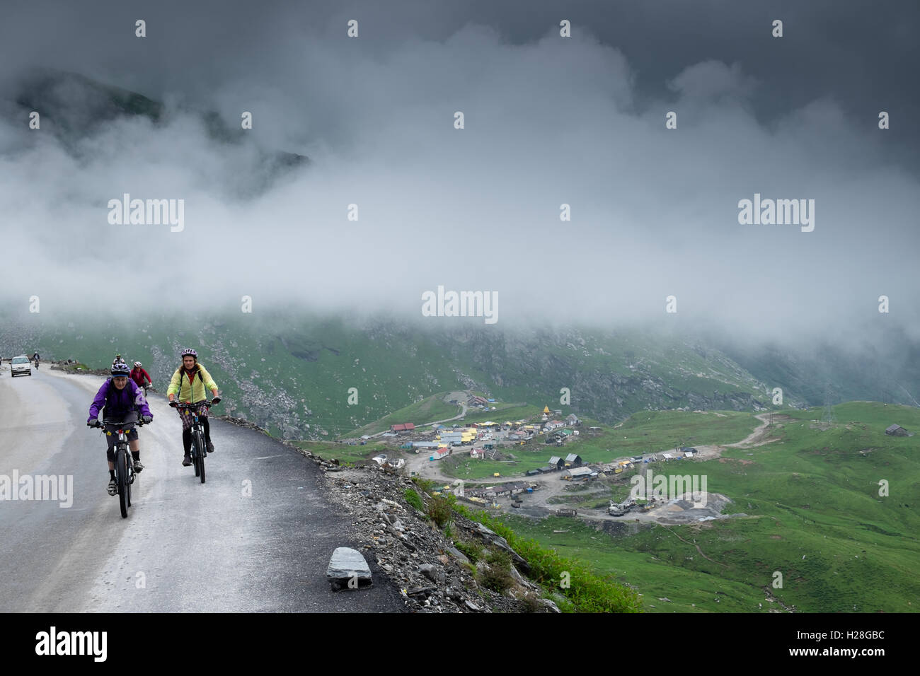 Aufsteigender Rohtang Pass im Monsun Sturm auf Manali Leh Highway mit dem Fahrrad Himachal Pradesh, indischen Himalaya, Indien Stockfoto