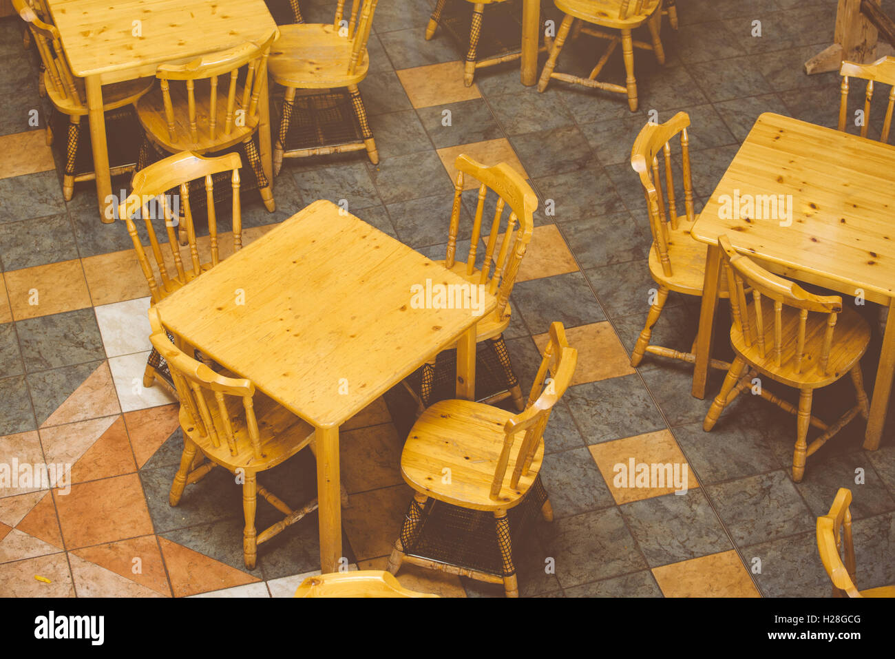 Hölzerne Stühle und Tische in einem leeren Restaurant-Interieur Stockfoto