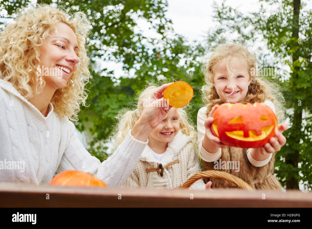 Sport Spiel mit Halloween Hokkaido Kürbisse im Herbst Stockfoto