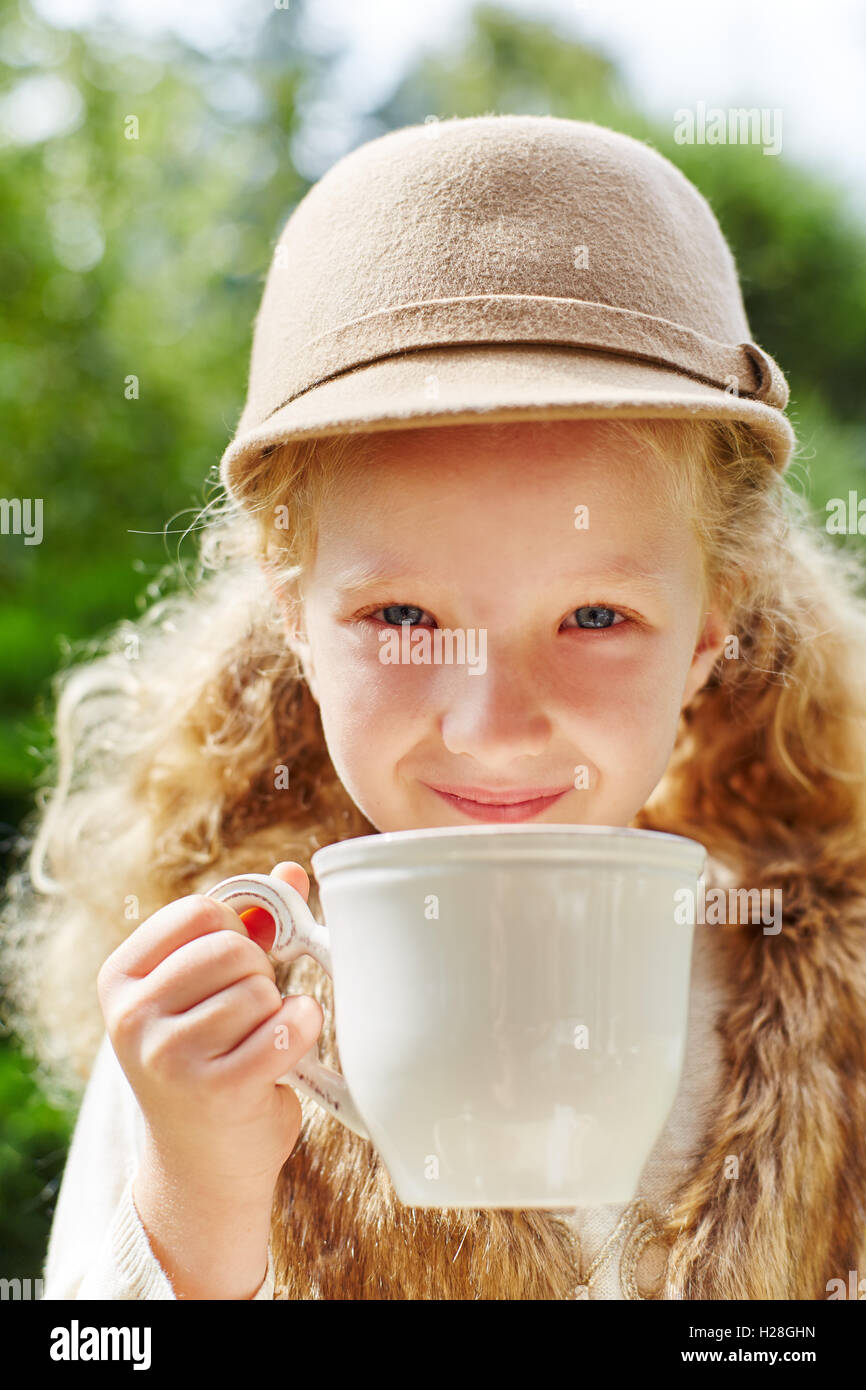 Blonde Mädchen Tasse Tee zu trinken, als Erfrischung im Herbst Stockfoto