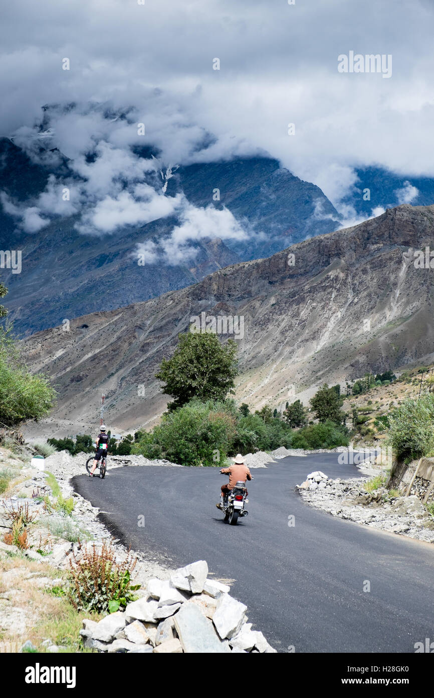 Radfahren die Manali Leh Highway mit dem Mountainbike Himachal Pradesh, indischen Himalaya, Indien Stockfoto