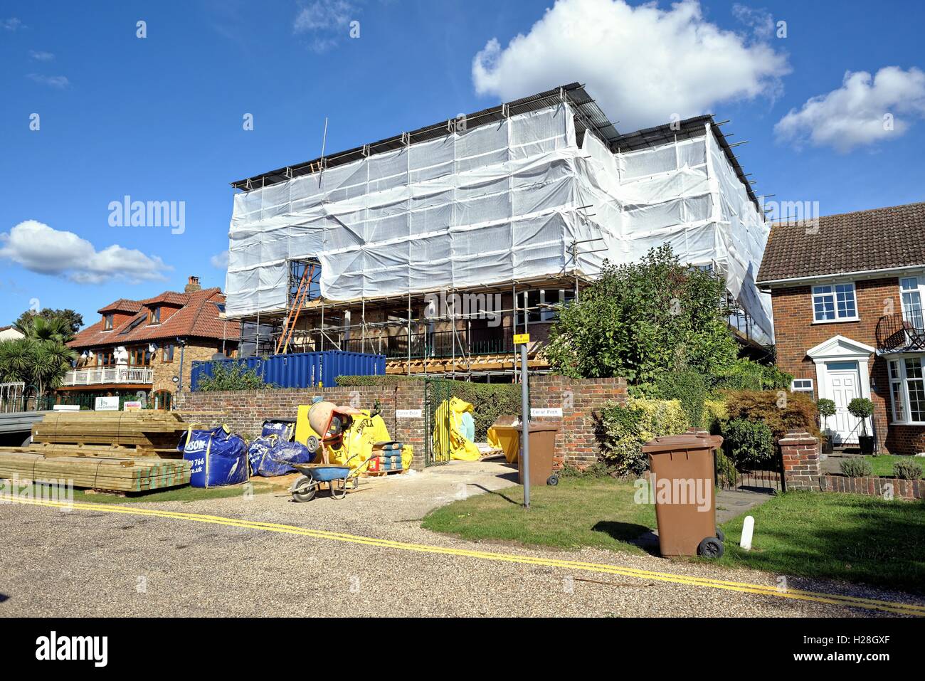 Großes Einfamilienhaus im Umbau an Laleham Surrey UK Stockfoto