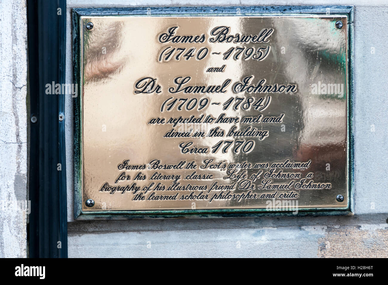 Eine Messingplakette am Boswells Hof auf der Royal Mile in Edinburgh zeichnet ein Treffen zwischen James Boswell und Dr. Samuel Johnson. Stockfoto