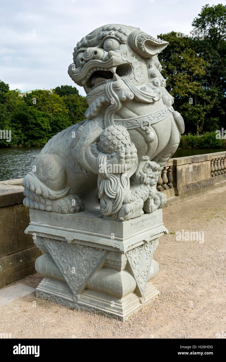 Chinesische Stein Löwe Skulptur, einer der beiden begabt von der Stadt Ningpo in China, Highfields Park, Nottingham, England, UK Stockfoto