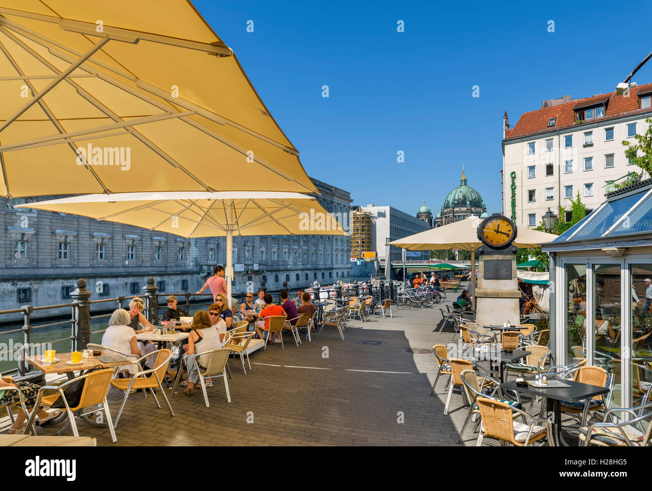 Cafe am Ufer der Spree, Spreeufer, Nikolaiviertel, Berlin, Deutschland Stockfoto