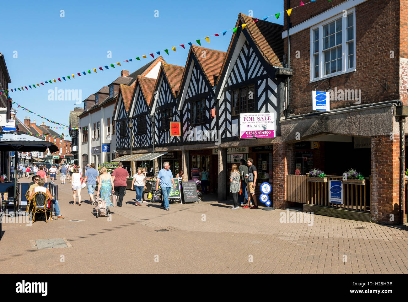 Straßenszene - Geschäfte und Shopper in Bohrung Street, Lichfield, Staffordshire, England, UK Stockfoto