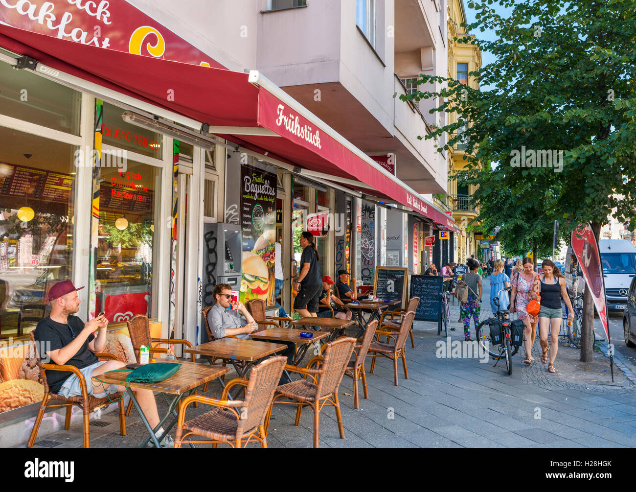 Cafe auf der Schlesischen Straße, Kreuzberg, Berlin, Deutschland Stockfoto