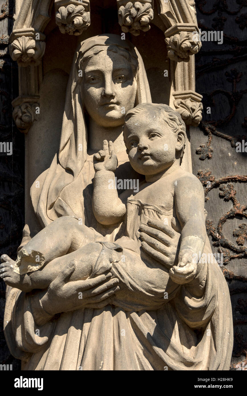 Statue von Jungfrau und Kind an die zentrale Tür, West vor der Kathedrale von Lichfield, Lichfield, Staffordshire, England, UK Stockfoto