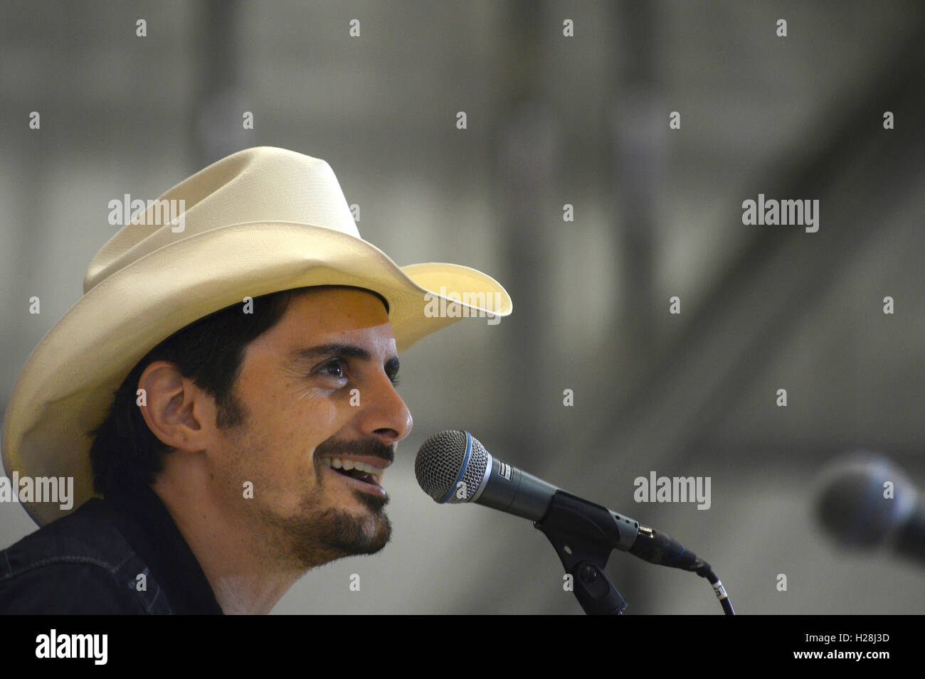 Country-Sänger Brad Paisley führt für Truppen während einer unangekündigten Besuch von Präsident Barack Obama in Bagram Air Field 25. Mai 2014 in Afghanistan. Stockfoto