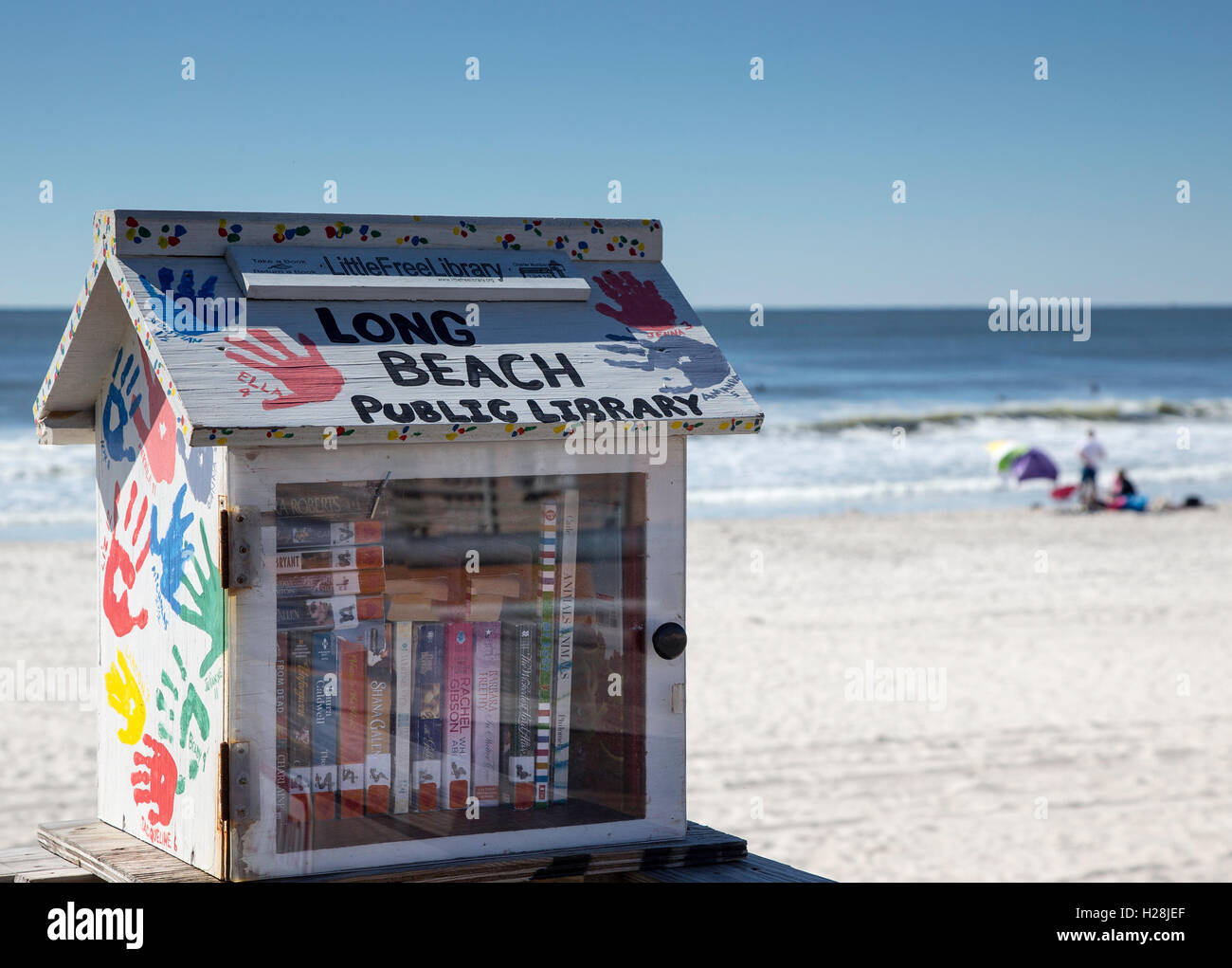 Bücher aus der Bibliothek am Strand in Long Beach, New York Stockfoto