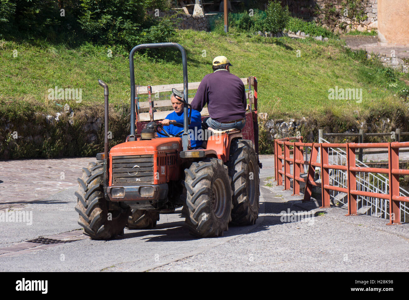 Zwei alte Männer auf einem kleinen Traktor Stockfoto