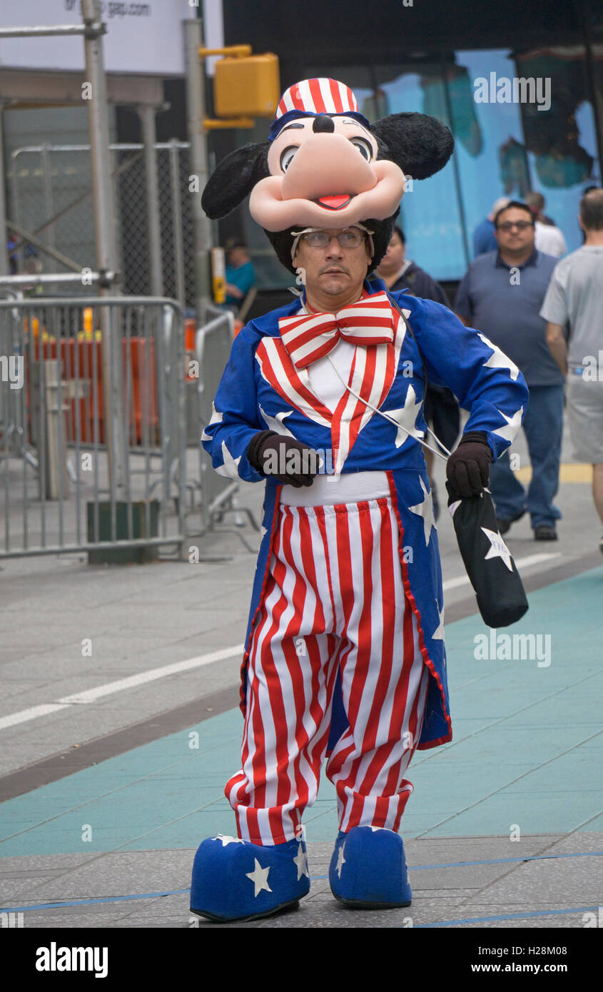 Ein Hispanic Mann in eine Mickey-Mouse-Kostüm um Geld zu bitten, am Times  Square in Manhattan, New York City fotografiert zu werden Stockfotografie -  Alamy