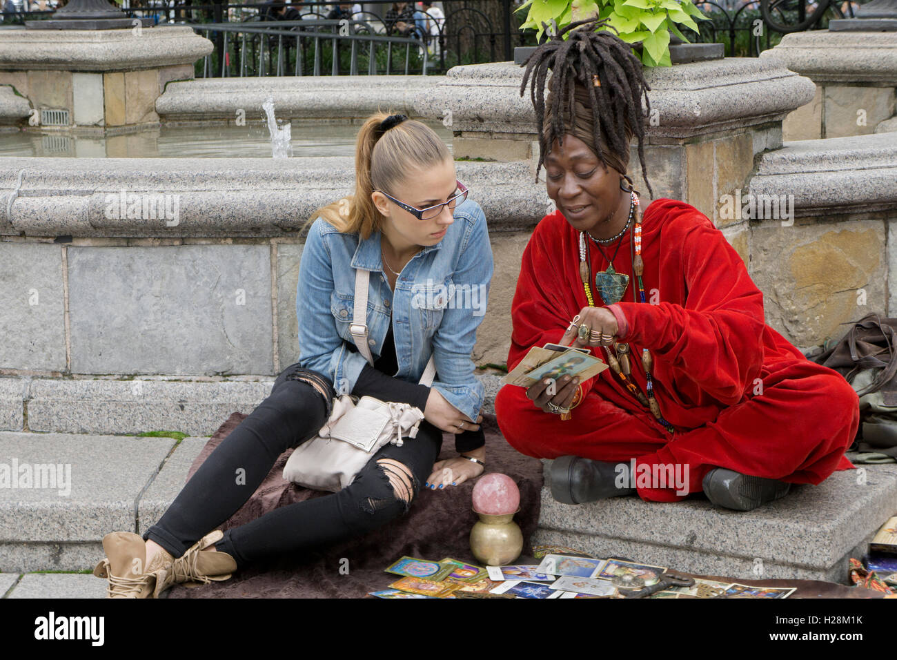 Eine psychische Tarot-Karte lesen im Union Square Park in Manhattan, New York City Stockfoto