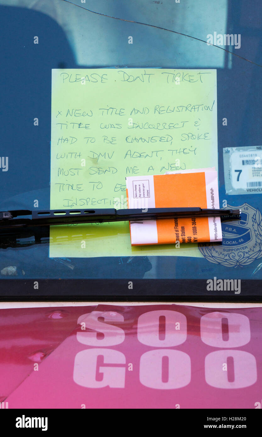 Ein van in der Soho-Abschnitt von New York bekommt einen Parkschein trotz Buchung ein Plädoyer und Entschuldigung im Fenster Stockfoto