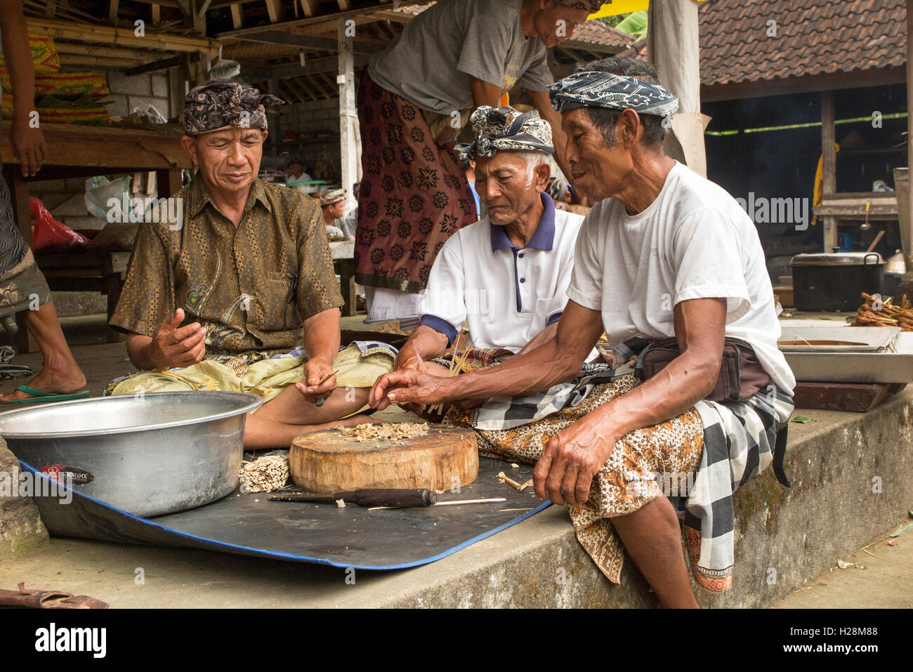 Indonesien, Bali, Tampaksiring, Gunung Kawi Tempel, Männer Kuningan Festival Satay vorbereiten Stockfoto