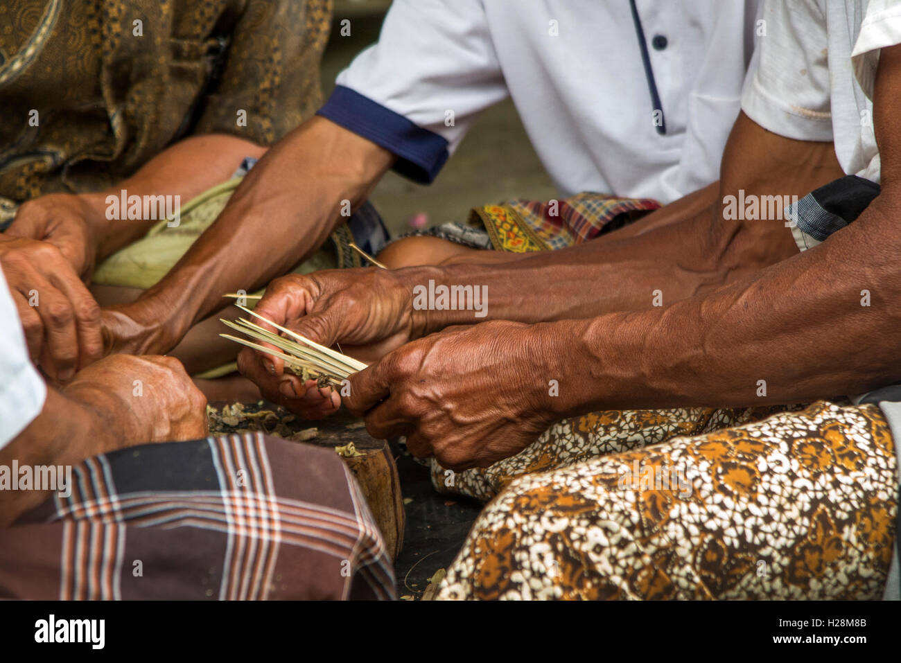 Indonesien, Bali, Tampaksiring, Gunung Kawi Tempel, Hände der Männer Kuningan Festival Satay vorbereiten Stockfoto